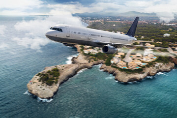 Flugzeug beim Start über einer Insel