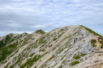 稜線を進む登山者