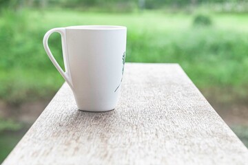 The coffee mug placed on the wood table top