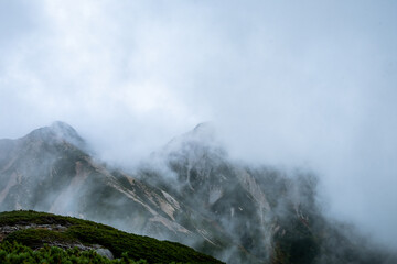 幻想的な雲と山