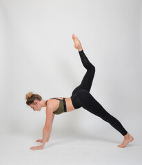latina frau bei,m yoga sportlich sport fitness übung turnen blonde locken haare taille lange beine...