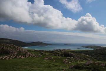 La costa irlandesa con sus  variados y bonitos paisajes.