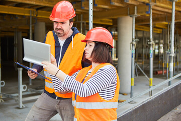 Foreman and architect with tablet computer