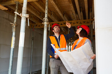 Foreman and architect discuss the renovation of a ceiling