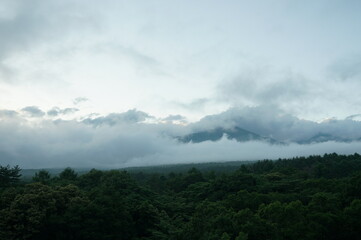 気楽に行った八ヶ岳の一泊旅行です。 夕刻の時間の空の雲と光、　都会で見たことのない空です、