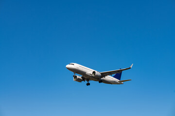 Flugzeug Düsenjet blauer Himmel von unten Umriss Sonne Tragflächen Start Landung Fliegen...