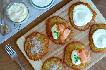Placki ziemniaczane z cukrem, łososiem i śmietaną