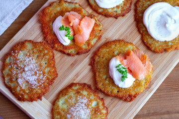 Placki ziemniaczane z cukrem, łososiem i śmietaną. Dodatki do placków ziemniaczanych