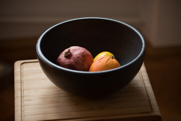 Obst-Stilleben in Betonschale