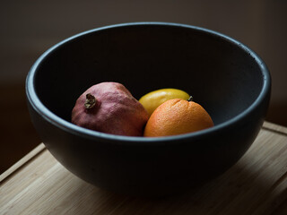 Obst-Stilleben in Betonschale