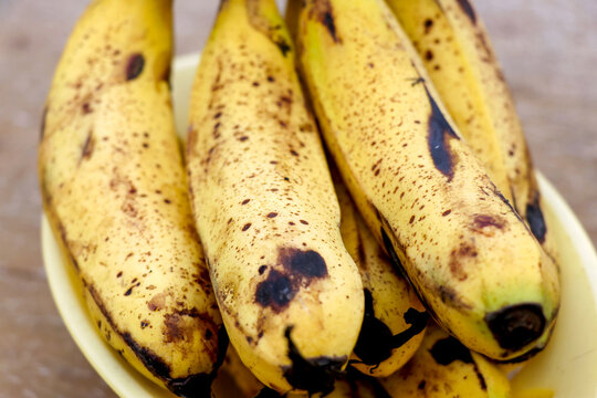 Closup of ripe bananas in a basket