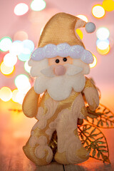 Fondo de Navidad con luces desenfocaras y adornos navideños para tarjeta de felicitación