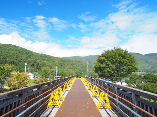 山へ伸びる歩道