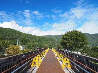 山へ伸びる歩道