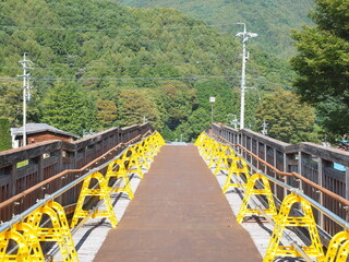 山へ伸びる歩道