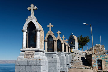 Wzg&oacute;rze Kalwarii w Copacabanie, Boliwia, znanym sanktuarium maryjnym.