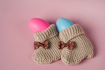 Baby booties and eggs in pink and blue. Definition of the child's gender, the expectation of a child, the concept of pregnancy