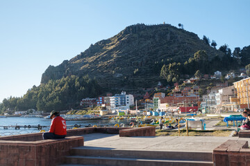 Brzeg jeziora Titicaca z infrastrukturą rozrywkową i turystyczną.