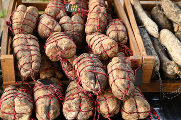 Coppa en gros plan sur l'étal d'un marché en Corse