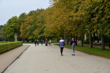 menschne im park weg freizeit skateboard longboard inline skaten joggen