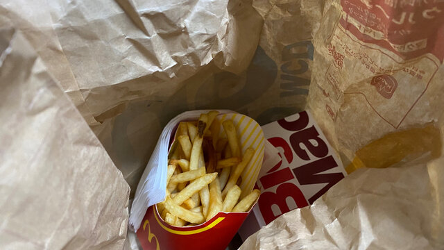 テレワークのランチにマクドナルドのフライドポテトとビックマックをいただきます。おうち時間/ステイホーム/ウィズコロナの働き方と食生活。デリバリー/テイクアウトの食事
