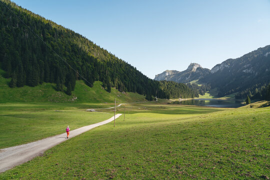 Wanderer am S&auml;mtisersee in den Schweizer Alpen
