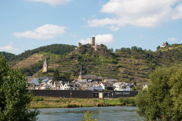 Fototapeta na wymiar Ruine der Niederburg in Kobern-Gondorf an der Untermosel
