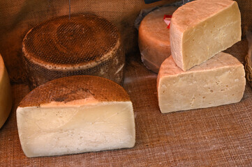 Variétés de fromages sardes sur l'étal d'un marché
