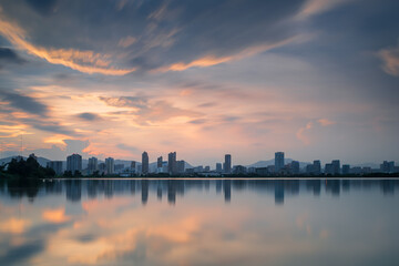 At dusk, the lake reflects the night view of the city