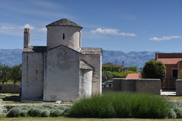 Fototapeta na wymiar Kościół Świętego Krzyża w miejscowości Nin w Chorwacji — najmniejsza katedra świata