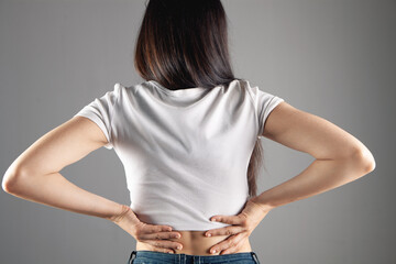 a young woman has a kidney pain