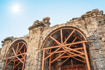 Obraz premium Arch of the amphitheater of the ancient city, reinforced with metal beams.