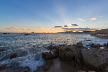 Fototapeta premium In the evening, the sea slapped the rocks