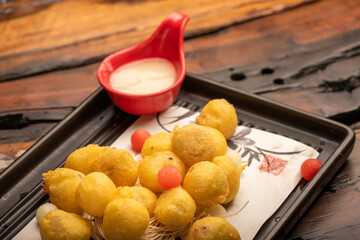 Traditional Chinese banquet dishes, fried glutinous rice balls