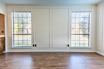Fototapeta premium Empty living room with hardwood floor and emtpy white walls