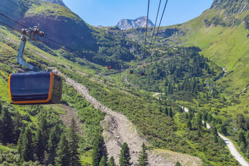 Tricable gondola lift