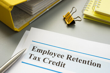 Employee retention tax credit papers and folder. - obrazy, fototapety, plakaty