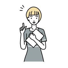 立って書類を手に持って何かひらめいたエステ店員の女性