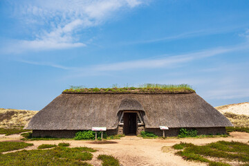 Fototapeta na wymiar Eisenzeithaus in den Dünen bei Nebel auf der Insel Amrum