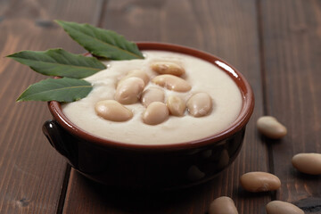 Ciotola con zuppa di fagioli sul tavolo