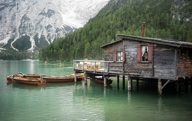 Fototapeta premium Classico scorcio del Lago di Braies, dolomiti