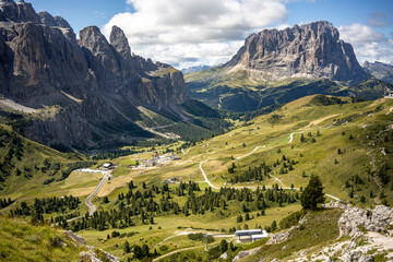 Dolomiti: vista verso passo Gardena e il gruppo del Sella, sullo sfondo il Sassolungo