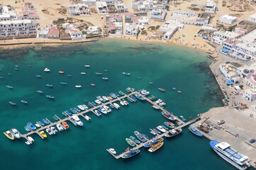 Fotografía aérea de la bahía, puerto y playa de La Caleta del Sebo en la isla de La Graciosa en...