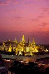 Fototapeta na wymiar wat phra kaew thai temple bangkok thailand