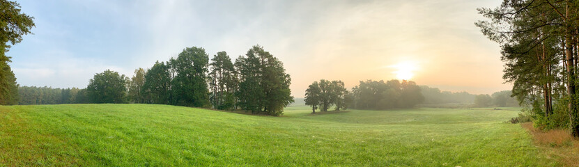 Ein Panorama von einer typischen Landschaft im Land Brandenburg, Deutschland. Es ist früher Morgen...