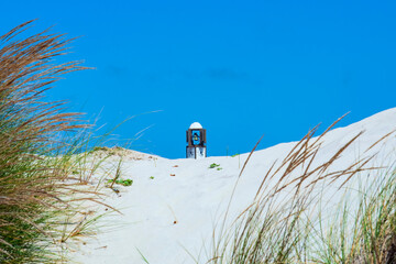 Reloj de la iglesia de Aveiro entre las dunas de la playa