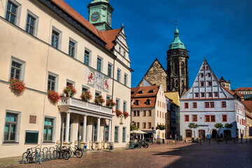 Fototapeta premium pirna, deutschland - marktplatz mit rathaus, canalettohaus und st. marien