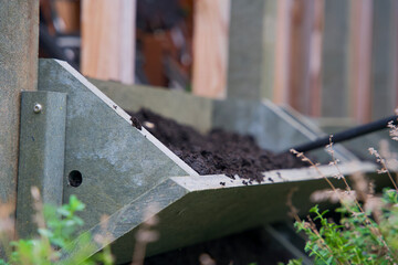 The making of a vertical wall garden with blocks made of waste plastics on behalf of climate adaptation