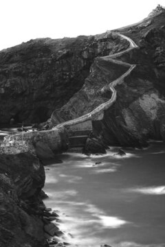 Gaztelugatxe, Drehort von GOT in Spanien in Schwarz/Wei&szlig;, Langzeitbelichtung, Halbinsel