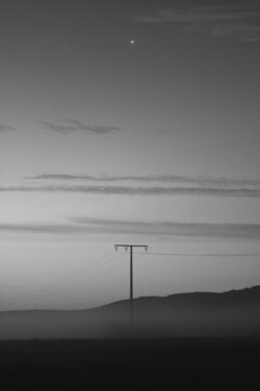 Venus am Morgenhimmel mit Landschaft im Vordergrund in Schwarz/Weiss